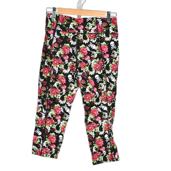 Betsey Johnson High Rise Performance Capri Legging Skull and Flower Size M - Picture 2 of 3